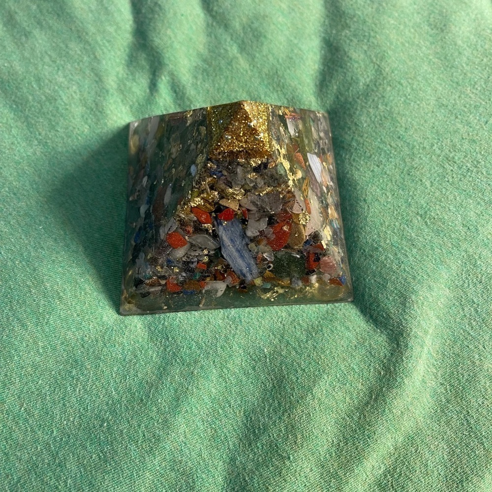 MYSTIC PYRAMID WITH GOLD FLAKES and CRYSTALS AND GEMS​​